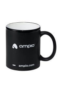 Czarny, matowy kubek z logo Ampio po dwóch stronach.